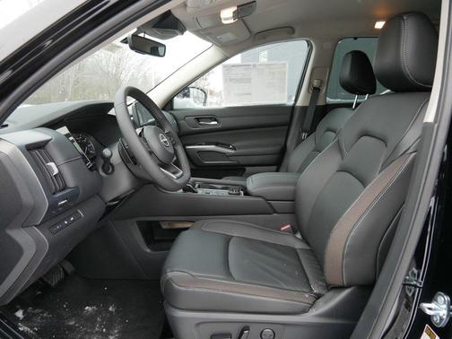 2025 Nissan Pathfinder SL 4WD