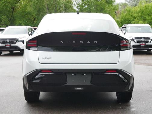 Everest White Pearl Tricoat 2026 Nissan Leaf S+
