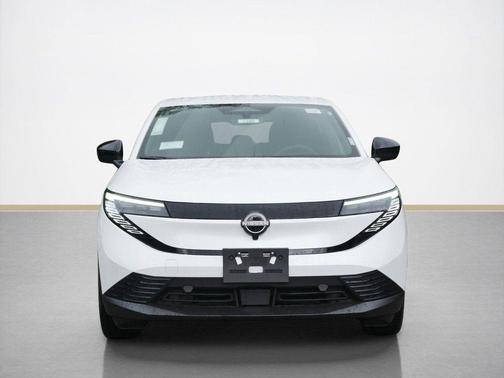 Everest White Pearl Tricoat 2026 Nissan Leaf S+