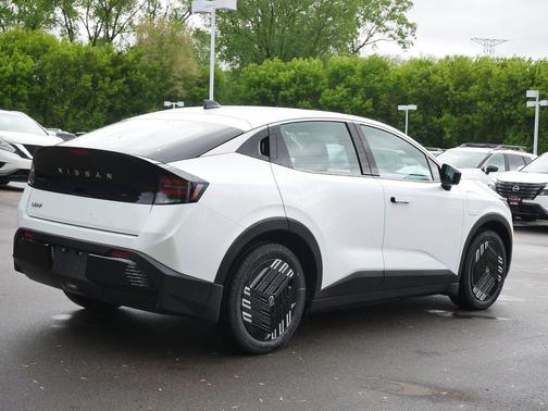 Everest White Pearl Tricoat 2026 Nissan Leaf S+