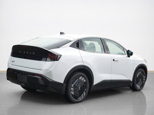 Everest White Pearl Tricoat 2026 Nissan Leaf S+
