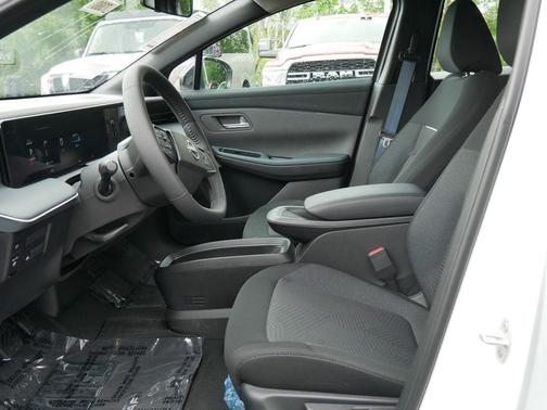Everest White Pearl Tricoat 2026 Nissan Leaf S+