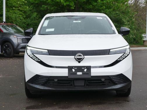Everest White Pearl Tricoat 2026 Nissan Leaf S+