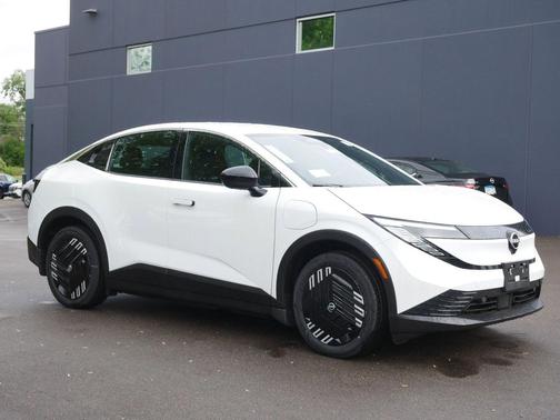 Everest White Pearl Tricoat 2026 Nissan Leaf S+