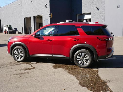 2023 Nissan Pathfinder SL 4WD