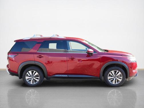 2023 Nissan Pathfinder SL 4WD