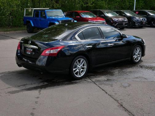 Super Black Metallic 2010 Nissan Maxima SV
