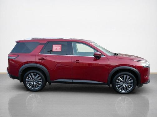 2023 Nissan Pathfinder SL 4WD