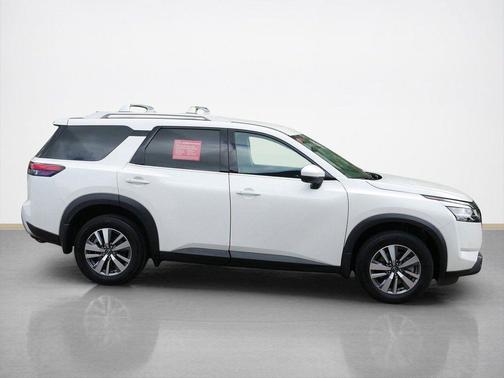 Pearl White Tricoat 2023 Nissan Pathfinder SL 4WD