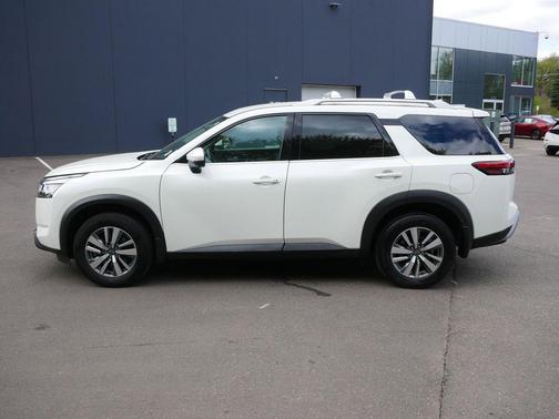 Pearl White Tricoat 2023 Nissan Pathfinder SL 4WD