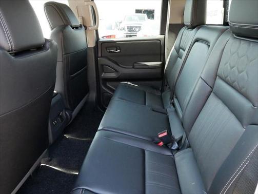 2025 Nissan Frontier SL