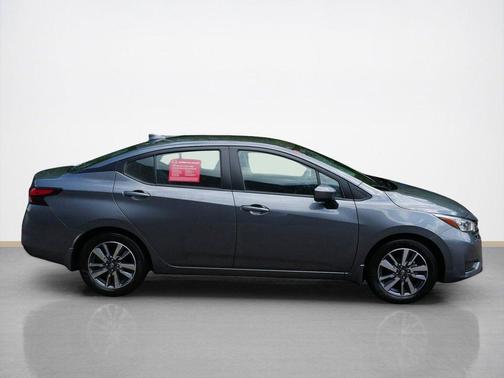 Gun Metallic 2025 Nissan Versa 1.6 SV
