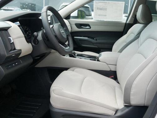 2025 Nissan Pathfinder SL 4WD