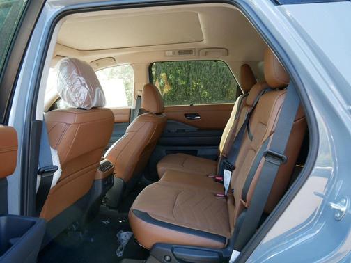 2025 Nissan Pathfinder Platinum 4WD