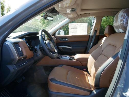 2025 Nissan Pathfinder Platinum 4WD