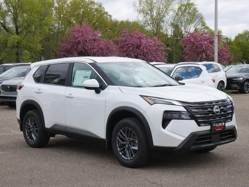 Everest White Pearl Tricoat 2026 Nissan Rogue SV