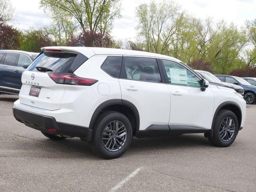 Everest White Pearl Tricoat 2026 Nissan Rogue SV