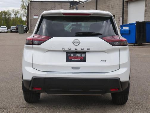 Everest White Pearl Tricoat 2026 Nissan Rogue SV