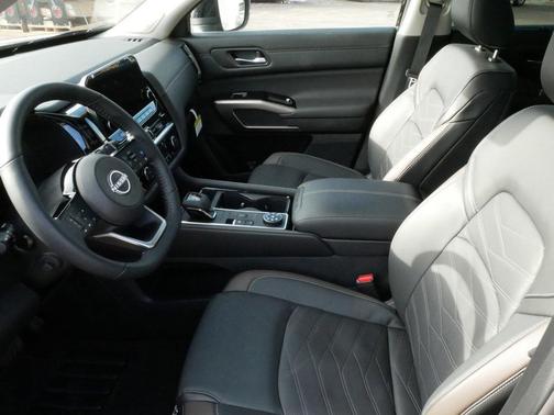 2025 Nissan Pathfinder Platinum 4WD