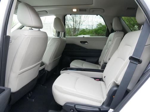 Everest White Pearl Tricoat 2026 Nissan Pathfinder SL