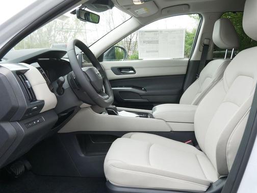Everest White Pearl Tricoat 2026 Nissan Pathfinder SL