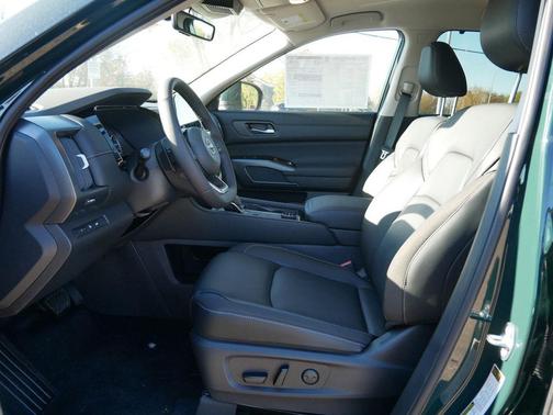 2025 Nissan Pathfinder SL 4WD