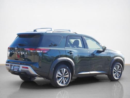 2025 Nissan Pathfinder SL 4WD