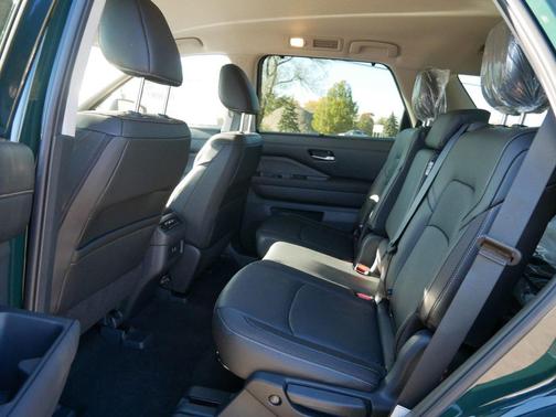 2025 Nissan Pathfinder SL 4WD