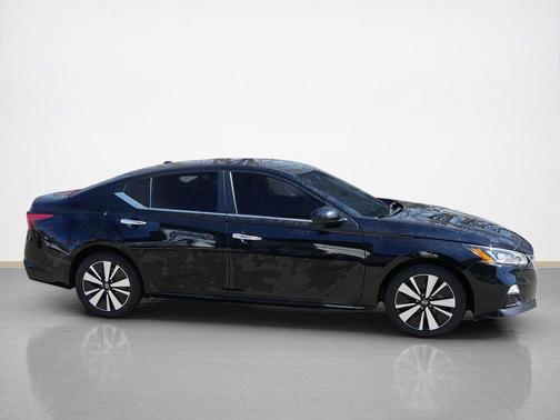 Super Black Clearcoat 2022 Nissan Altima 2.5 SV