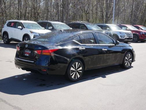 Super Black Clearcoat 2022 Nissan Altima 2.5 SV