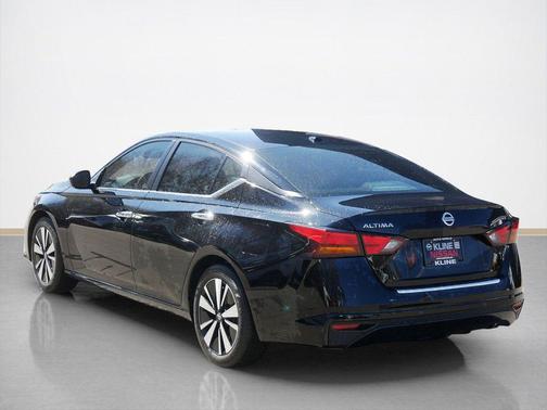 Super Black Clearcoat 2022 Nissan Altima 2.5 SV