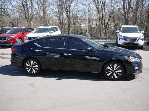 Super Black Clearcoat 2022 Nissan Altima 2.5 SV