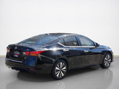 Super Black Clearcoat 2022 Nissan Altima 2.5 SV