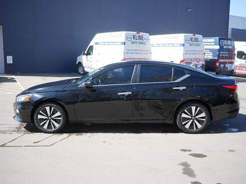 Super Black Clearcoat 2022 Nissan Altima 2.5 SV