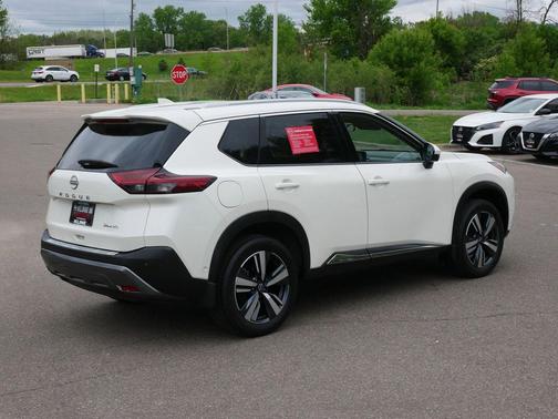 Pearl White Tricoat 2023 Nissan Rogue SL