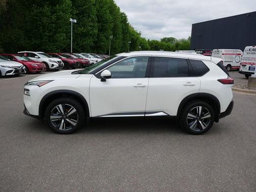 Pearl White Tricoat 2023 Nissan Rogue SL