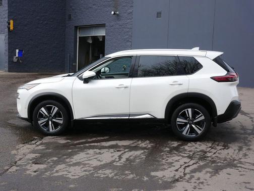 Pearl White Tricoat 2023 Nissan Rogue SL