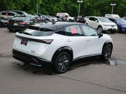 Everest White Pearl Tricoat/Black Diamond Pearl 2023 Nissan ARIYA PLATINUM+