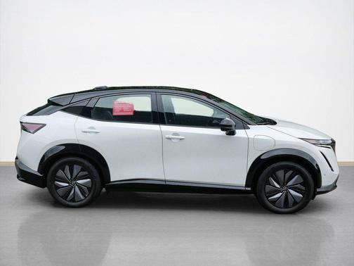 Everest White Pearl Tricoat/Black Diamond Pearl 2023 Nissan ARIYA PLATINUM+