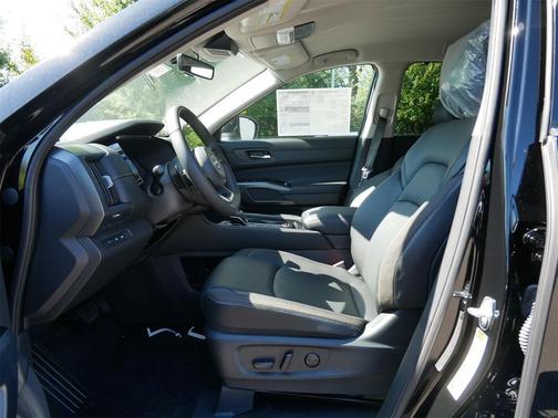 2025 Nissan Pathfinder SL 4WD