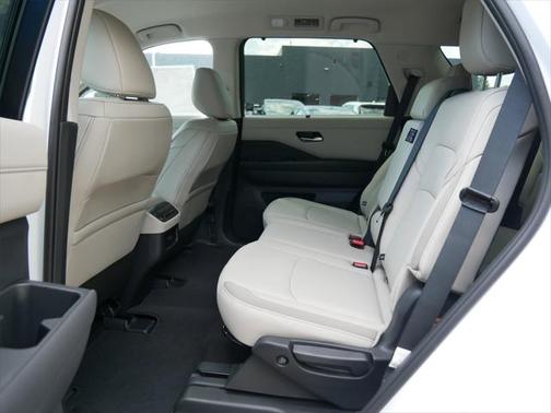 2025 Nissan Pathfinder SL 4WD