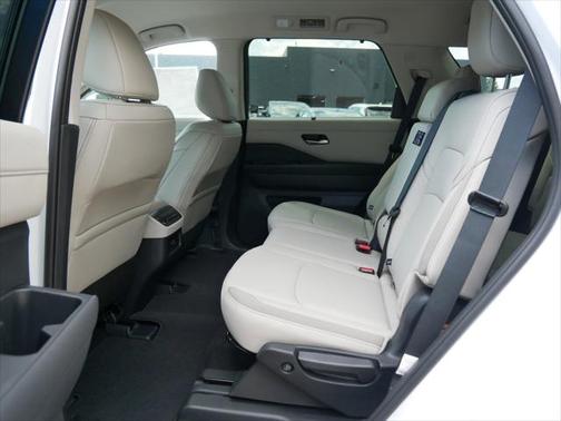 2025 Nissan Pathfinder SL 4WD