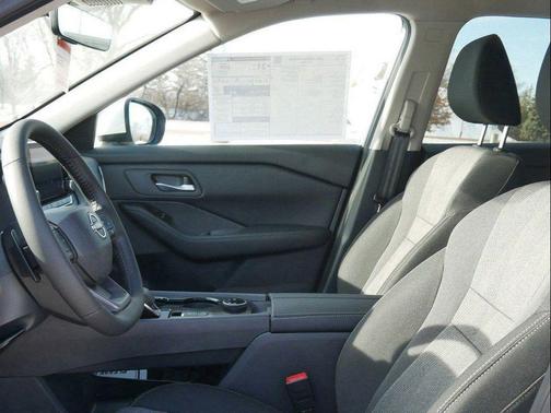 Everest White Pearl Tricoat 2026 Nissan Rogue SV