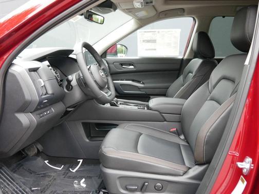 2025 Nissan Pathfinder SL 4WD