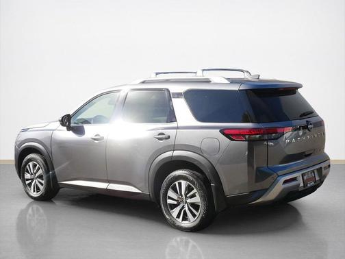 2022 Nissan Pathfinder SL 4WD