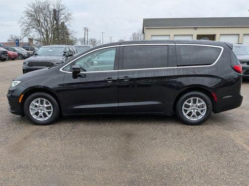 Brilliant Black Crystal Pearlcoat 2023 Chrysler Pacifica Touring-L
