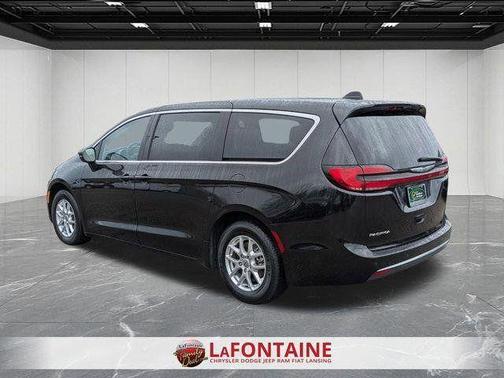 Brilliant Black Crystal Pearlcoat 2023 Chrysler Pacifica Touring-L