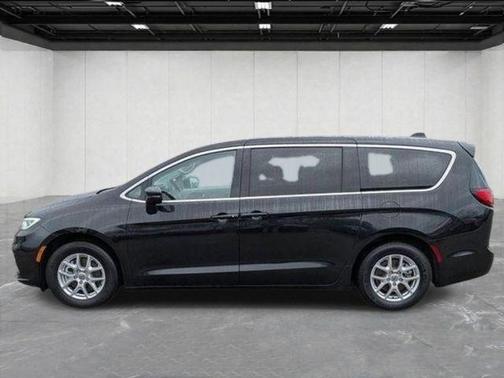 Brilliant Black Crystal Pearlcoat 2023 Chrysler Pacifica Touring-L