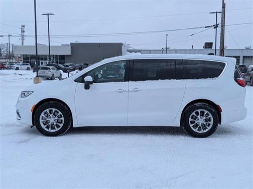 2023 Chrysler Pacifica Touring-L