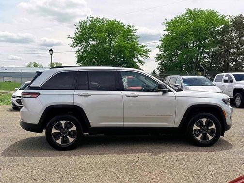 Silver Zynith 2022 Jeep Grand Cherokee 4xe Base